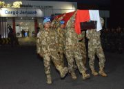 Foto prosesi penghormatan terakhir prajurit TNI dalam peti berselimut bendera Merah Putih.