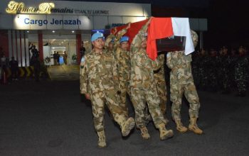 Foto prosesi penghormatan terakhir prajurit TNI dalam peti berselimut bendera Merah Putih.