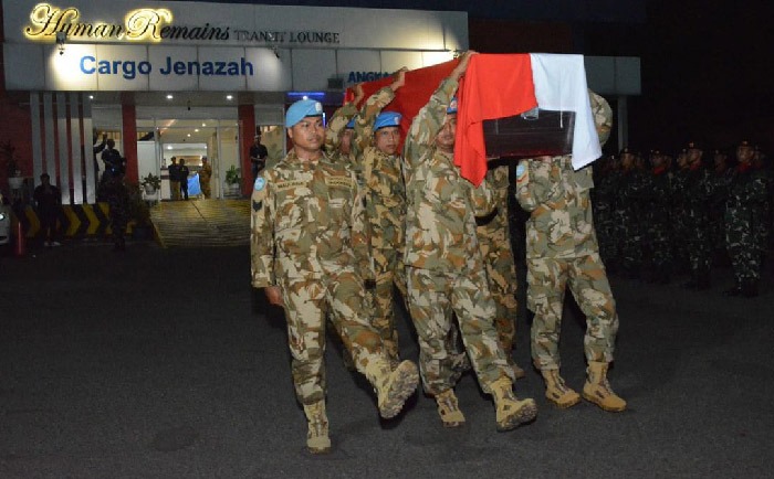 Foto prosesi penghormatan terakhir prajurit TNI dalam peti berselimut bendera Merah Putih.