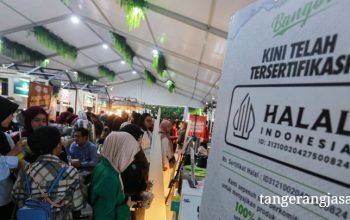 Foto dokumentasi penyerahan secara simbolis sertifikat halal kepada pelaku usaha mikro oleh jajaran Pemerintah Kota Tangerang Selatan.