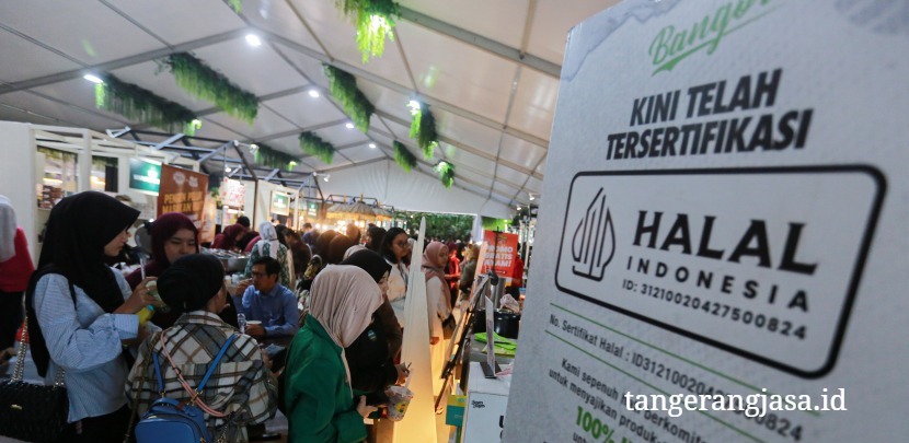 Foto dokumentasi penyerahan secara simbolis sertifikat halal kepada pelaku usaha mikro oleh jajaran Pemerintah Kota Tangerang Selatan.