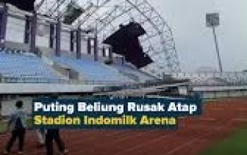 Kondisi kerusakan atap tribun VIP Stadion Indomilk Arena pasca diterjang angin puting beliung di Tangerang.