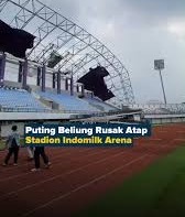 Kondisi kerusakan atap tribun VIP Stadion Indomilk Arena pasca diterjang angin puting beliung di Tangerang.