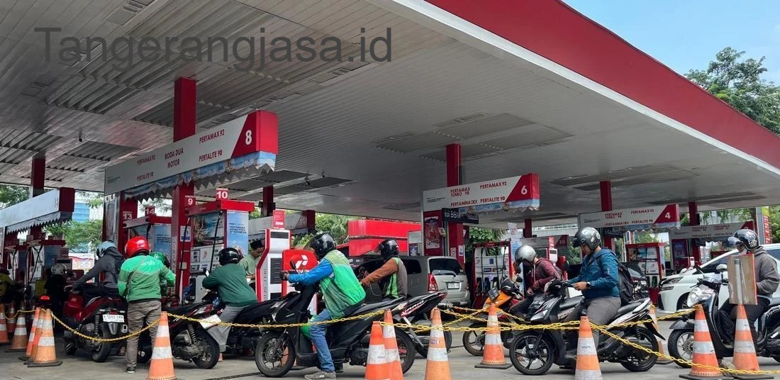 Suasana pelayanan di SPBU Kota Tangerang yang mulai normal kembali setelah pengumuman resmi pemerintah mengenai stabilitas harga BBM.