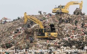Foto Wali Kota Benyamin Davnie memberikan keterangan pers di depan Gedung DPRD terkait rencana besar tata kelola sampah regional.