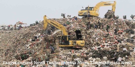 Foto Wali Kota Benyamin Davnie memberikan keterangan pers di depan Gedung DPRD terkait rencana besar tata kelola sampah regional.