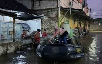 Evakuasi warga menggunakan perahu karet di Perumahan Bukit Pamulang Indah (BPI) Tangerang Selatan saat banjir malam hari.