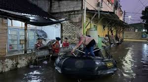 Evakuasi warga menggunakan perahu karet di Perumahan Bukit Pamulang Indah (BPI) Tangerang Selatan saat banjir malam hari.