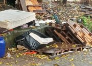 Warga membersihkan rumah dari sisa lumpur banjir besar di Kecamatan Periuk, Kota Tangerang.