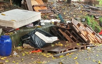 Warga membersihkan rumah dari sisa lumpur banjir besar di Kecamatan Periuk, Kota Tangerang.