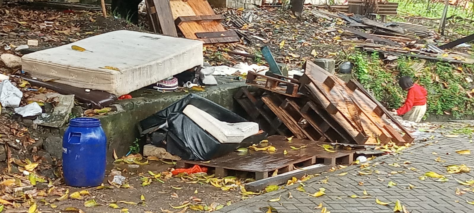 Warga membersihkan rumah dari sisa lumpur banjir besar di Kecamatan Periuk, Kota Tangerang.