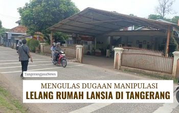 Kakek Amsur menunjukkan dokumen gugatan di depan rumah sederhananya di Kabupaten Tangerang.