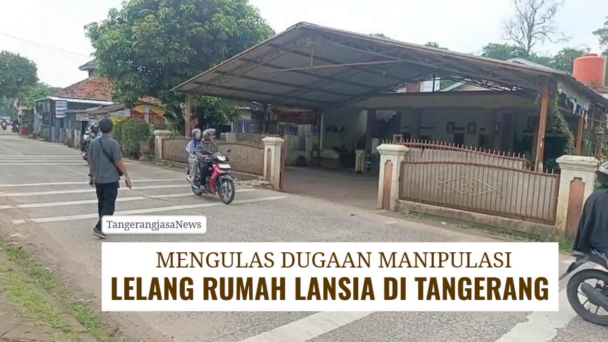 Kakek Amsur menunjukkan dokumen gugatan di depan rumah sederhananya di Kabupaten Tangerang.
