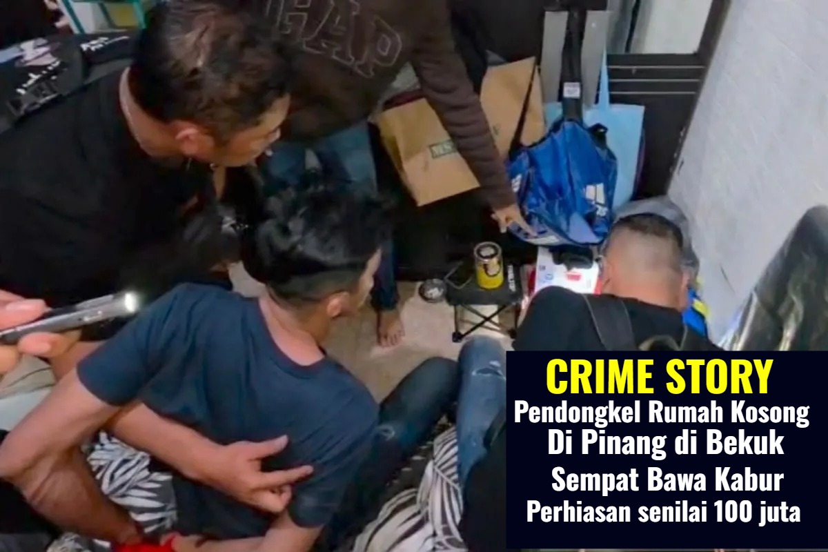 Personel kepolisian saat mengamankan barang bukti berupa sepeda motor dan alat kejahatan milik tersangka BP.