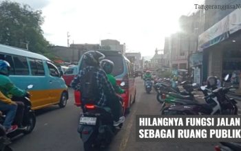 Potret kemacetan parah di Jalan Kiasnawi, Sukarasa, yang dipenuhi parkir liar dan aktivitas ekonomi non-formal yang memakan badan jalan.