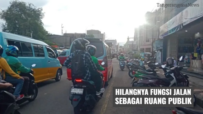 Potret kemacetan parah di Jalan Kiasnawi, Sukarasa, yang dipenuhi parkir liar dan aktivitas ekonomi non-formal yang memakan badan jalan.