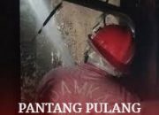 Petugas BPBD Kota Tangerang sedang berjibaku menyemprotkan air ke arah tumpukan limbah yang terbakar di kawasan Jatiuwung pada malam hari.