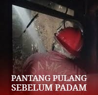 Petugas BPBD Kota Tangerang sedang berjibaku menyemprotkan air ke arah tumpukan limbah yang terbakar di kawasan Jatiuwung pada malam hari.