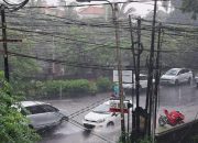 Suasana petugas BPBD Tangsel saat melakukan pemantauan debit air dan menyiagakan pompa mobile di kawasan terdampak banjir.