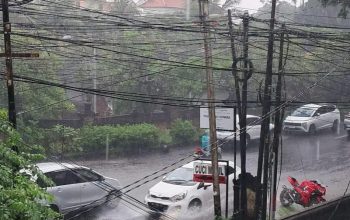 Suasana petugas BPBD Tangsel saat melakukan pemantauan debit air dan menyiagakan pompa mobile di kawasan terdampak banjir.