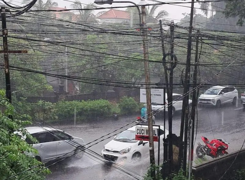 Suasana petugas BPBD Tangsel saat melakukan pemantauan debit air dan menyiagakan pompa mobile di kawasan terdampak banjir.