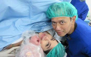 Agus Harimurti Yudhoyono (AHY) memberikan keterangan pers di RSPI Jakarta terkait kelahiran putra keduanya, Arjuna Hanyokrokusumo Yudhoyono.