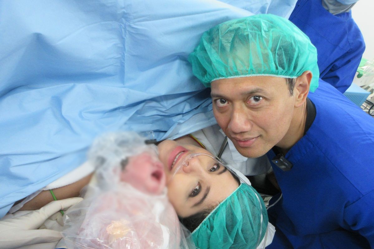 Agus Harimurti Yudhoyono (AHY) memberikan keterangan pers di RSPI Jakarta terkait kelahiran putra keduanya, Arjuna Hanyokrokusumo Yudhoyono.