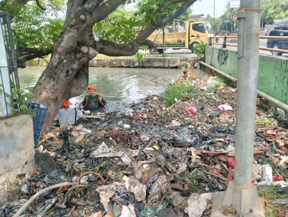 Peninjauan teknis saluran irigasi berukuran 2x2 meter di kawasan Metland Cyber Puri untuk memastikan kelancaran arus air menuju Kali Angke.