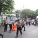 Petugas Satlantas Polres Metro Tangerang Kota saat mengoperasikan perangkat ETLE Handheld untuk memotret pelanggar lalu lintas.