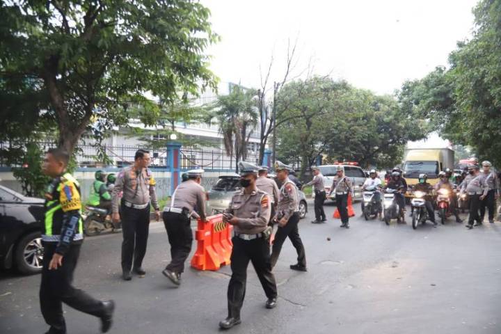 Petugas Satlantas Polres Metro Tangerang Kota saat mengoperasikan perangkat ETLE Handheld untuk memotret pelanggar lalu lintas.