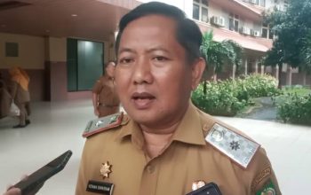 Sekda Kota Tangerang Herman Suwarman memberikan keterangan mengenai implementasi efisiensi energi di depan Gedung Puspem.
