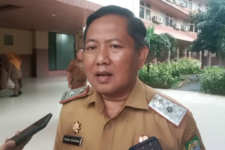 Sekda Kota Tangerang Herman Suwarman memberikan keterangan mengenai implementasi efisiensi energi di depan Gedung Puspem.