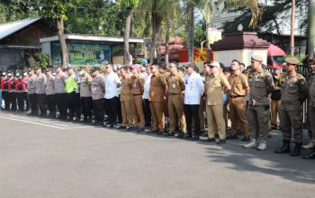 Petugas gabungan Pemkot Tangerang saat melakukan pengamanan dan penertiban lahan secara persuasif di wilayah Rawa Bokor, Kecamatan Benda.