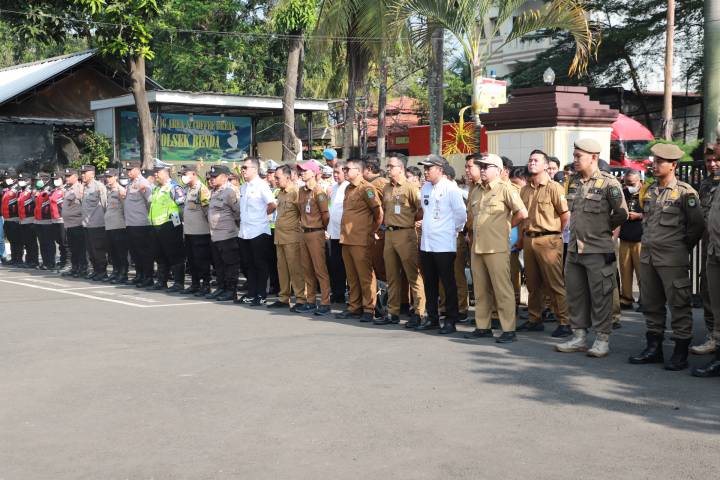 Petugas gabungan Pemkot Tangerang saat melakukan pengamanan dan penertiban lahan secara persuasif di wilayah Rawa Bokor, Kecamatan Benda.