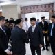Wali Kota Tangerang Sachrudin menerima dokumen Keputusan DPRD mengenai Rekomendasi LKPJ Tahun 2025 dalam rapat paripurna.