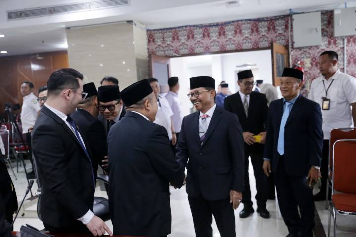 Wali Kota Tangerang Sachrudin menerima dokumen Keputusan DPRD mengenai Rekomendasi LKPJ Tahun 2025 dalam rapat paripurna.