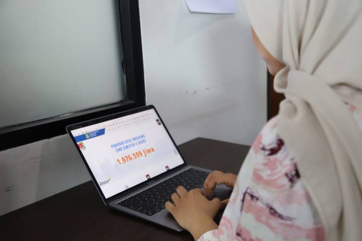 Tampilan antarmuka (interface) portal Sobat Dukcapil Kota Tangerang pada layar smartphone.