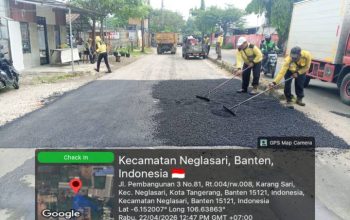 Petugas Dinas PUPR Kota Tangerang sedang melakukan penambalan aspal pada sejumlah titik kerusakan di Jalan Pembangunan 3 Neglasari.