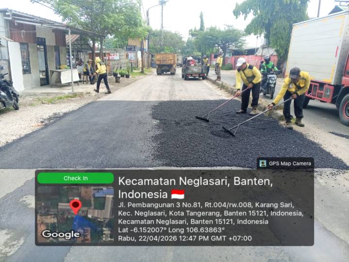 Petugas Dinas PUPR Kota Tangerang sedang melakukan penambalan aspal pada sejumlah titik kerusakan di Jalan Pembangunan 3 Neglasari.
