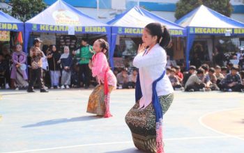 Siswa SMPN 30 Kota Tangerang mengenakan pakaian adat nusantara saat melakukan fashion show pada acara Gelar Karya Hari Kartini.
