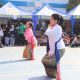 Siswa SMPN 30 Kota Tangerang mengenakan pakaian adat nusantara saat melakukan fashion show pada acara Gelar Karya Hari Kartini.