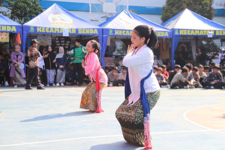 Siswa SMPN 30 Kota Tangerang mengenakan pakaian adat nusantara saat melakukan fashion show pada acara Gelar Karya Hari Kartini.