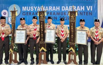 : Suli Rosadi menerima piagam penghargaan dari Ketua Kwarda Banten di atas panggung Musda VI Pramuka Banten.