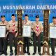 : Suli Rosadi menerima piagam penghargaan dari Ketua Kwarda Banten di atas panggung Musda VI Pramuka Banten.
