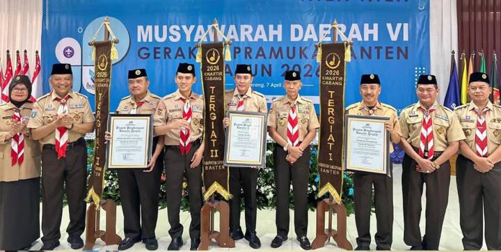 : Suli Rosadi menerima piagam penghargaan dari Ketua Kwarda Banten di atas panggung Musda VI Pramuka Banten.