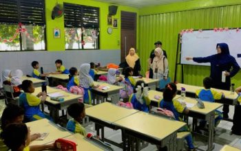 Petugas kesehatan di Puskesmas Kota Tangerang memberikan obat cacing kepada anak sekolah dalam gerakan serentak.