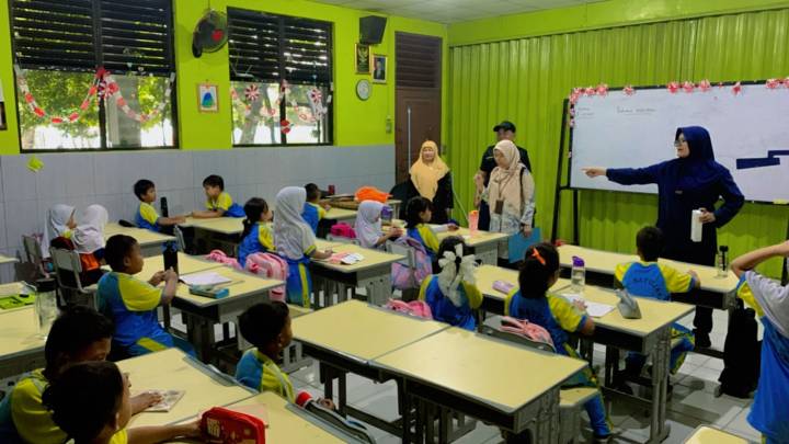 Petugas kesehatan di Puskesmas Kota Tangerang memberikan obat cacing kepada anak sekolah dalam gerakan serentak.