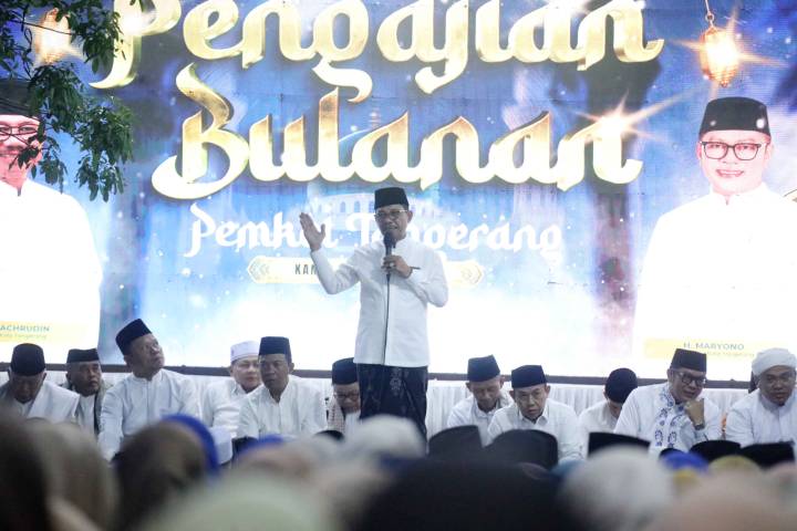Wali Kota Tangerang H. Sachrudin saat memberikan sambutan di tengah jamaah pengajian bulanan di Cipondoh.
