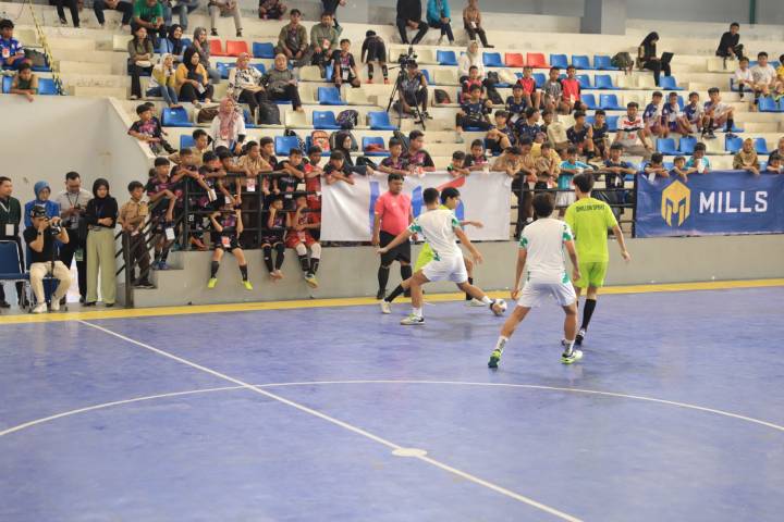 Tampak depan Stadion Benteng Reborn yang megah atau suasana atlet panjat tebing yang sedang berlatih di Climbing Sport Center Gondrong.