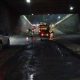 Petugas Dinas PUPR Kota Tangerang saat melakukan pengaspalan hotmix di Underpass Ciledug pada malam hari.